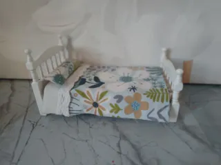 Cama muñeca miniatura de madera