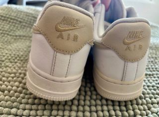 Nike Air Force 1 Low Mujer Beige/Blanco/dorado