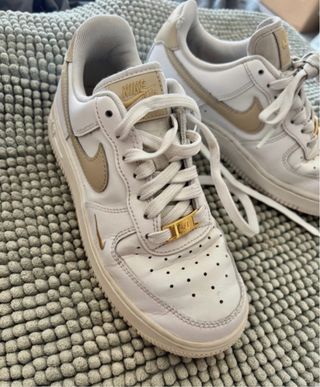 Nike Air Force 1 Low Mujer Beige/Blanco/dorado