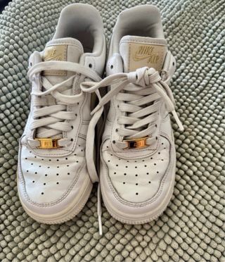 Nike Air Force 1 Low Mujer Beige/Blanco/dorado