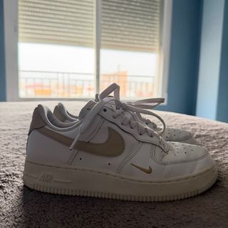 Nike Air Force 1 Low Mujer Beige/Blanco/dorado