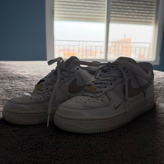 Nike Air Force 1 Low Mujer Beige/Blanco/dorado