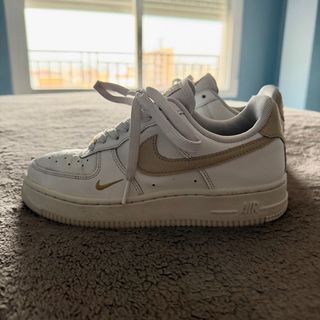 Nike Air Force 1 Low Mujer Beige/Blanco/dorado