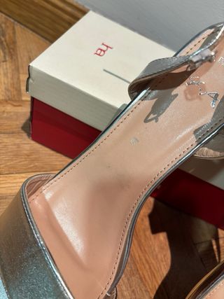 Tacones plateados de fiesta