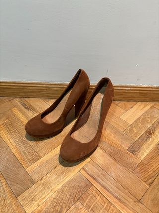 Tacones marrones de ante