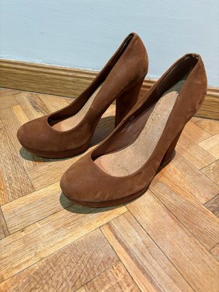 Tacones marrones de ante