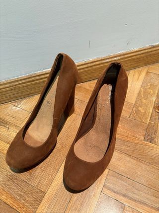 Tacones marrones de ante