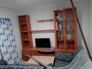 Mueble de TV de madera con vitrina