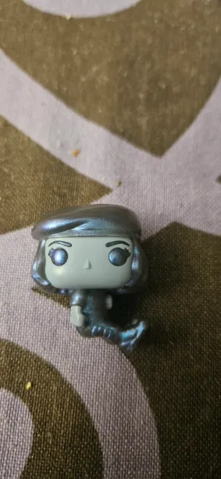 Figura Kinder Joy Stranger Things Robin del revés