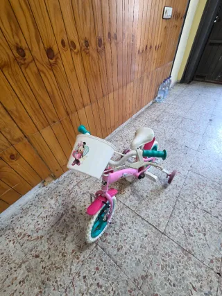 Bicicleta infantil rosa con cesta