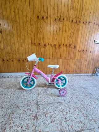 Bicicleta infantil rosa con cesta