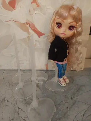 Lote de "4" Soportes expositores para muñecas.