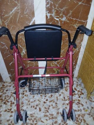 Andador con asiento y cesta
