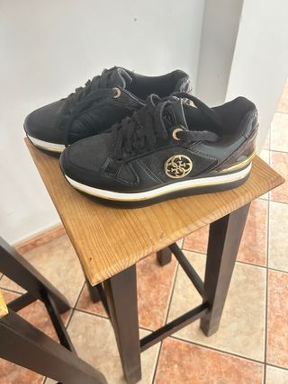 Zapatos Guess Negros y Dorados