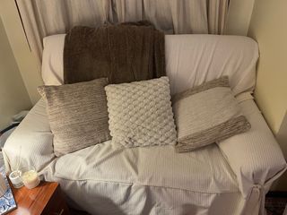 Dos sofás con fundas blancas/beige