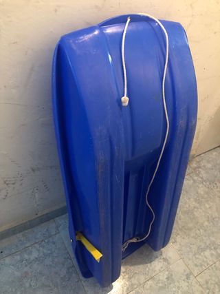 Trineo azul para nieve