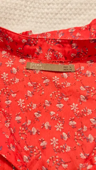 Blusa roja floral