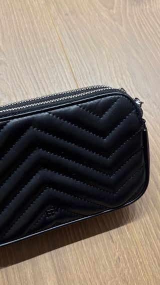 Bolso Parfois negro acolchado ( dos bolsillos )