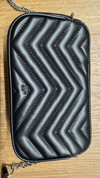 Bolso Parfois negro acolchado ( dos bolsillos )