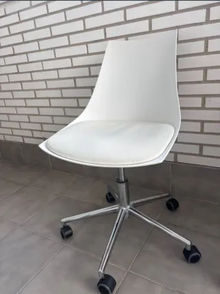 Silla de escritorio blanca con ruedas