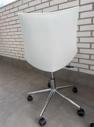 Silla de escritorio blanca con ruedas