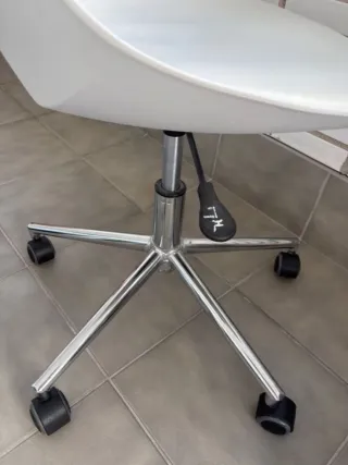 Silla de escritorio blanca con ruedas