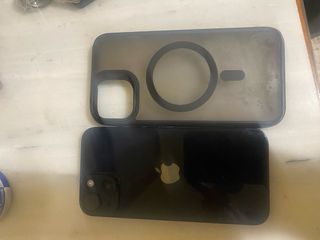 iPhone 14 con funda protectora