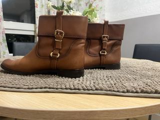 Botines de cuero marrones con hebillas