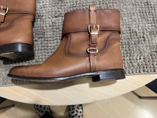 Botines de cuero marrones con hebillas