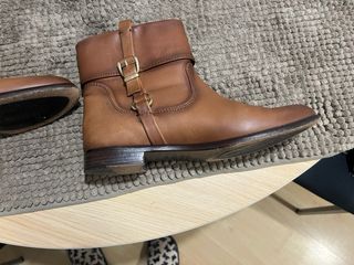 Botines de cuero marrones con hebillas