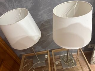 Lámparas de noche plateadas y blancas