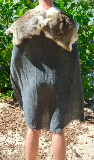 Capa ligera con piel atrezzo medieval