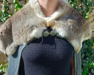 Capa ligera con piel atrezzo medieval