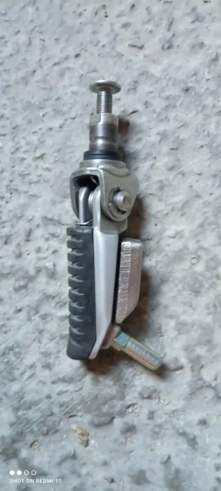 Reposapiés Kawasaki Z750 Izquierdo