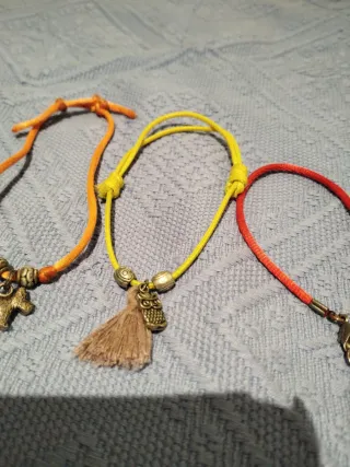 Lote 3 pulseras con colgantes.