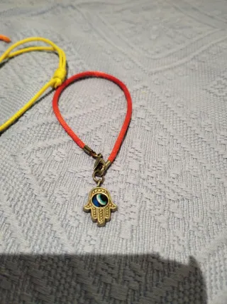 Lote 3 pulseras con colgantes.