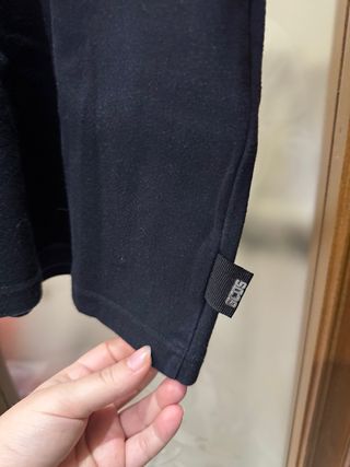 T-shirt GCDS nera con banda rossa