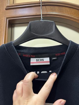 T-shirt GCDS nera con banda rossa