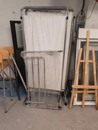 Sillas de oficina rojas y negras