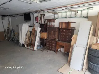 Sillas de oficina rojas y negras