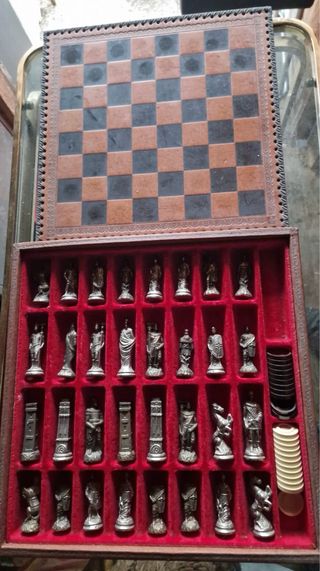 Scacchiera vintage con scacchi in metallo