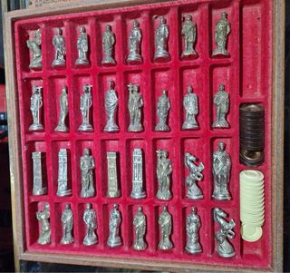 Scacchiera vintage con scacchi in metallo