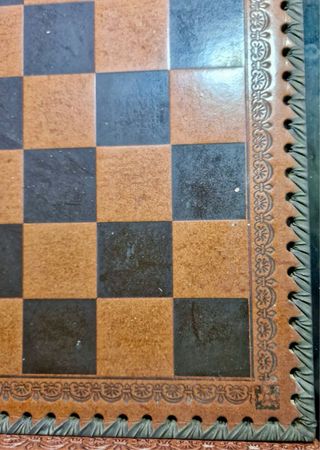 Scacchiera vintage con scacchi in metallo