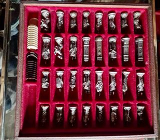 Scacchiera vintage con scacchi in metallo