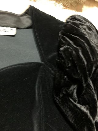 Abito nero in velluto con maniche a sbuffo donna