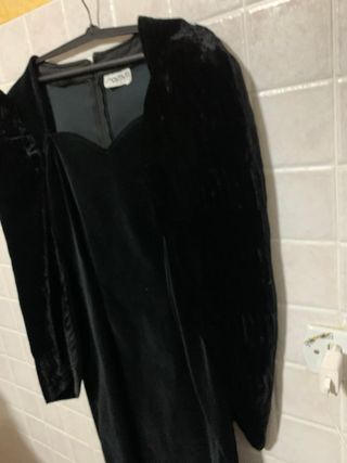 Abito nero in velluto con maniche a sbuffo donna