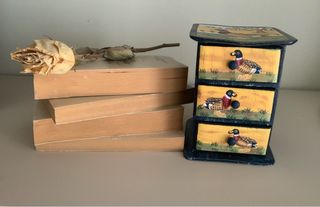 Cajonera antigua decorada con patos