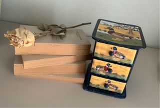 Cajonera antigua decorada con patos