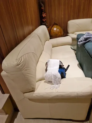 Sofá de piel beige semi nuevo