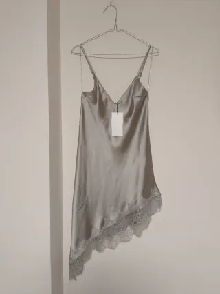 Vestido satinado asimétrico encaje